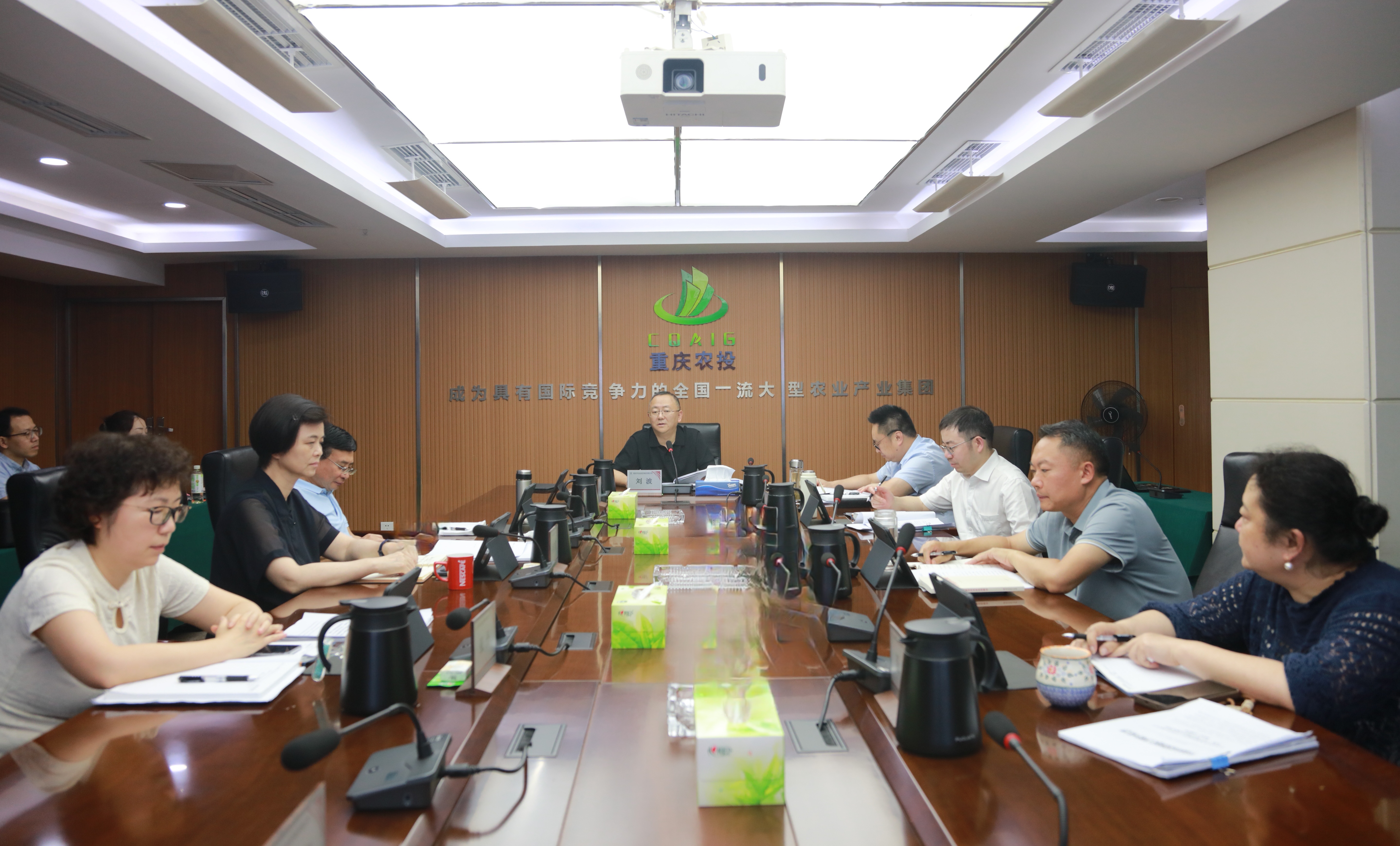 重庆农投集团党委举行理论学习中心组2025年第8次学习会议暨深入贯彻中央八项规定精神学习教育专题党课